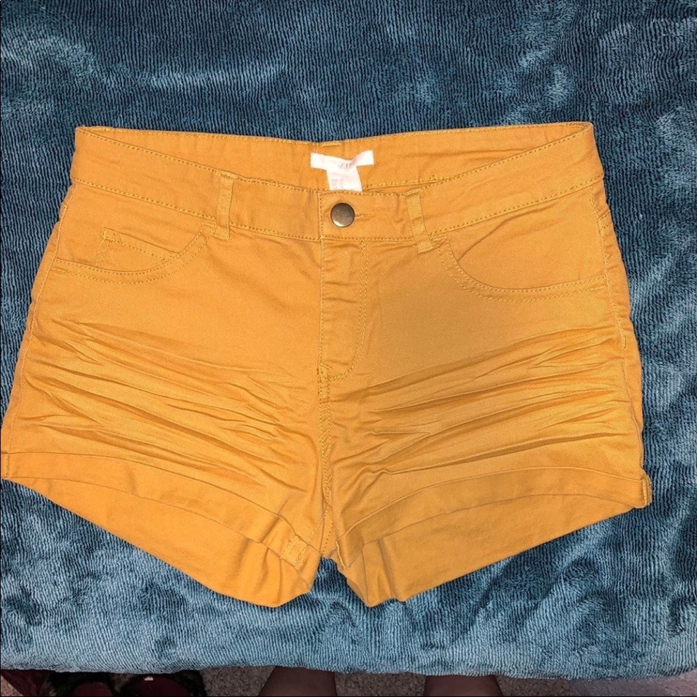 🔥 3 for $15 🔥
H&M High-rise Dark Gold Shorts size 4